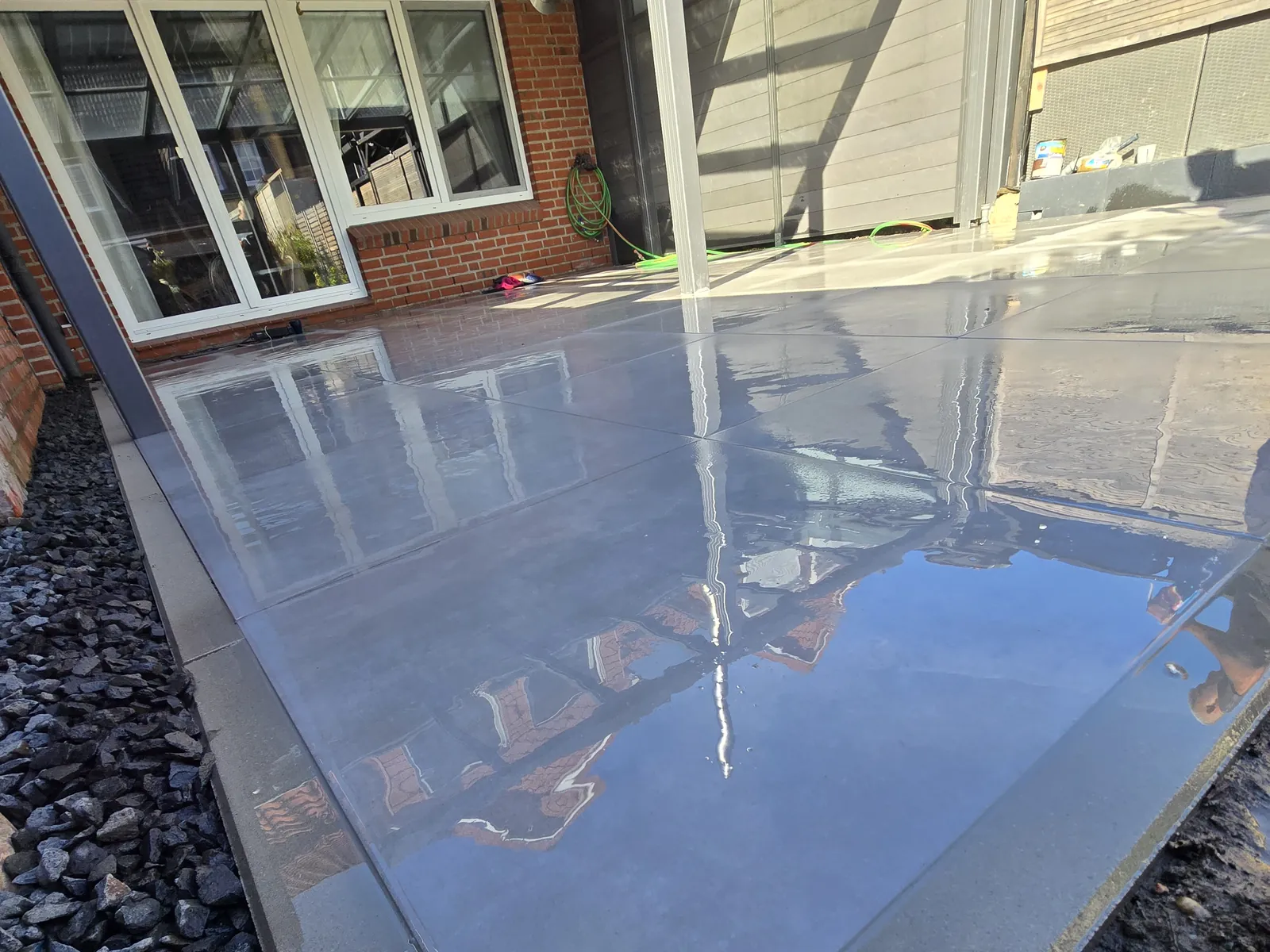 Großformatplatten unter einer Terrassenüberdachung